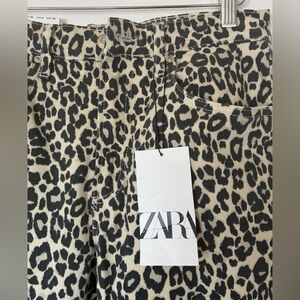 NWT
Leopard cropped bootcut jeans
Zara
Size 6
Never worn!
